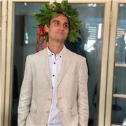 Docente di italiano, storia e geografia impartisce lezioni per liceo e scuola media